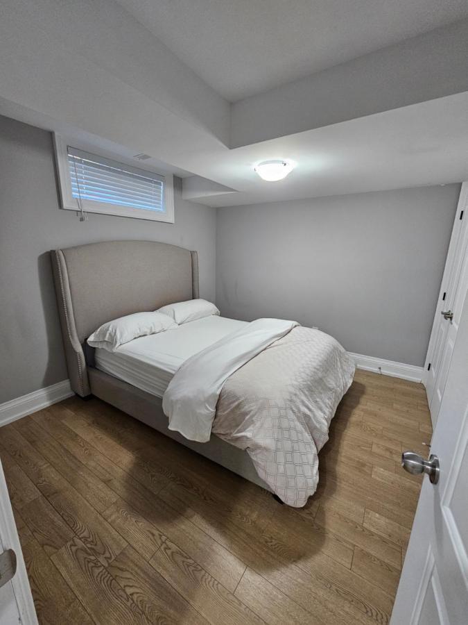 Basement Apartment In Luxury Beach House Торонто Екстериор снимка