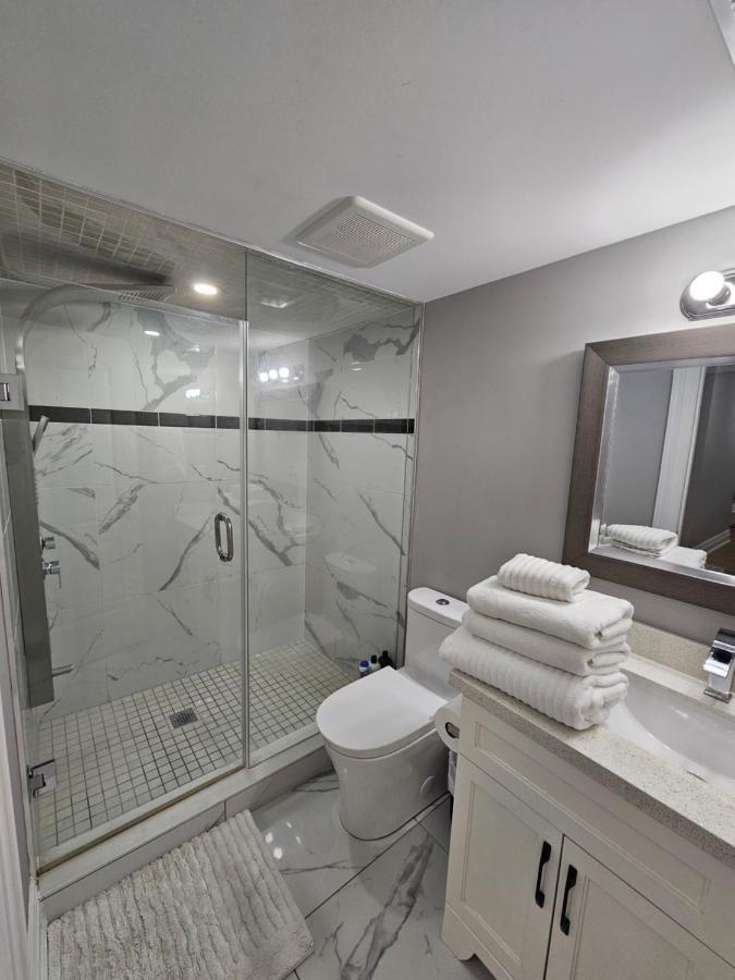 Basement Apartment In Luxury Beach House Торонто Екстериор снимка