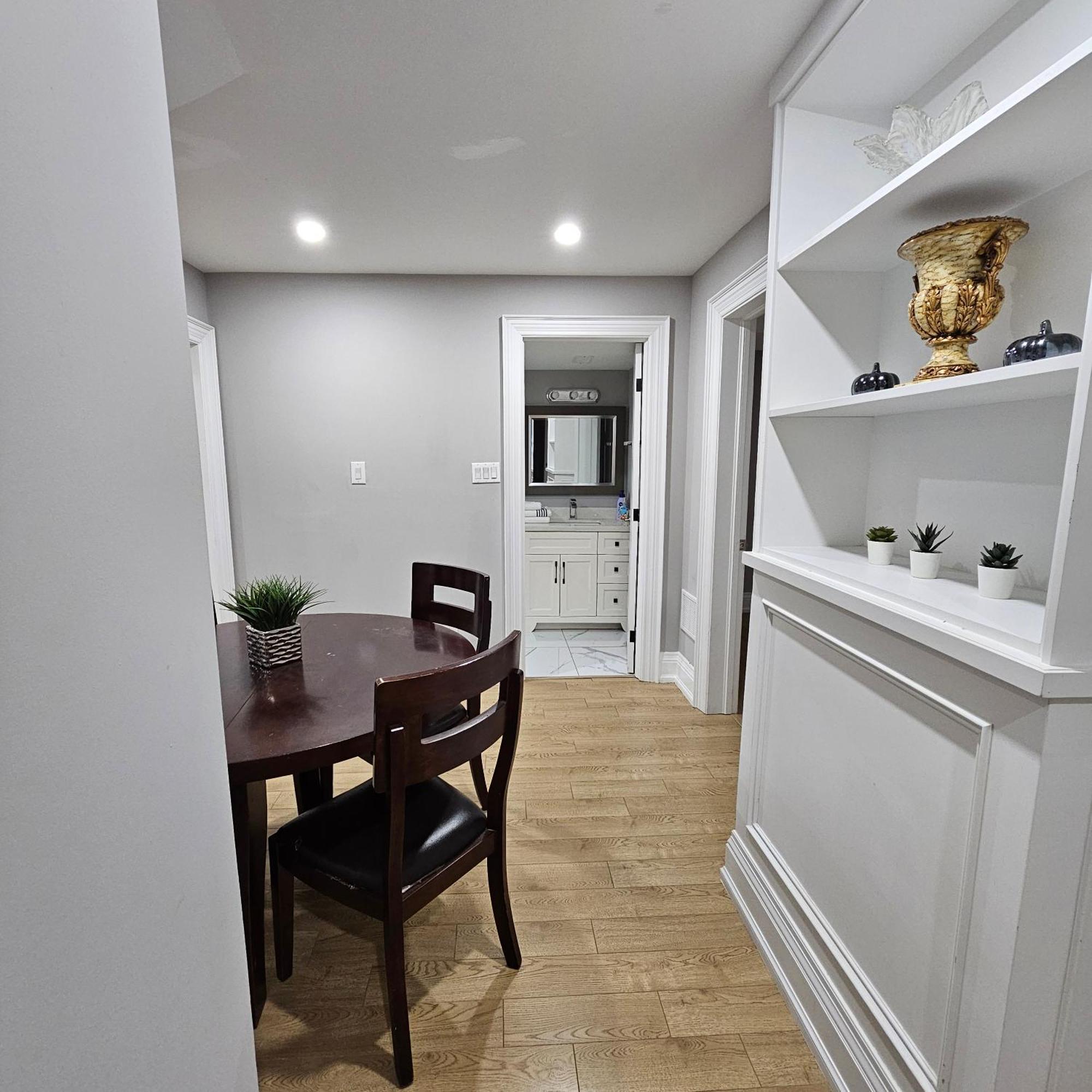 Basement Apartment In Luxury Beach House Торонто Екстериор снимка