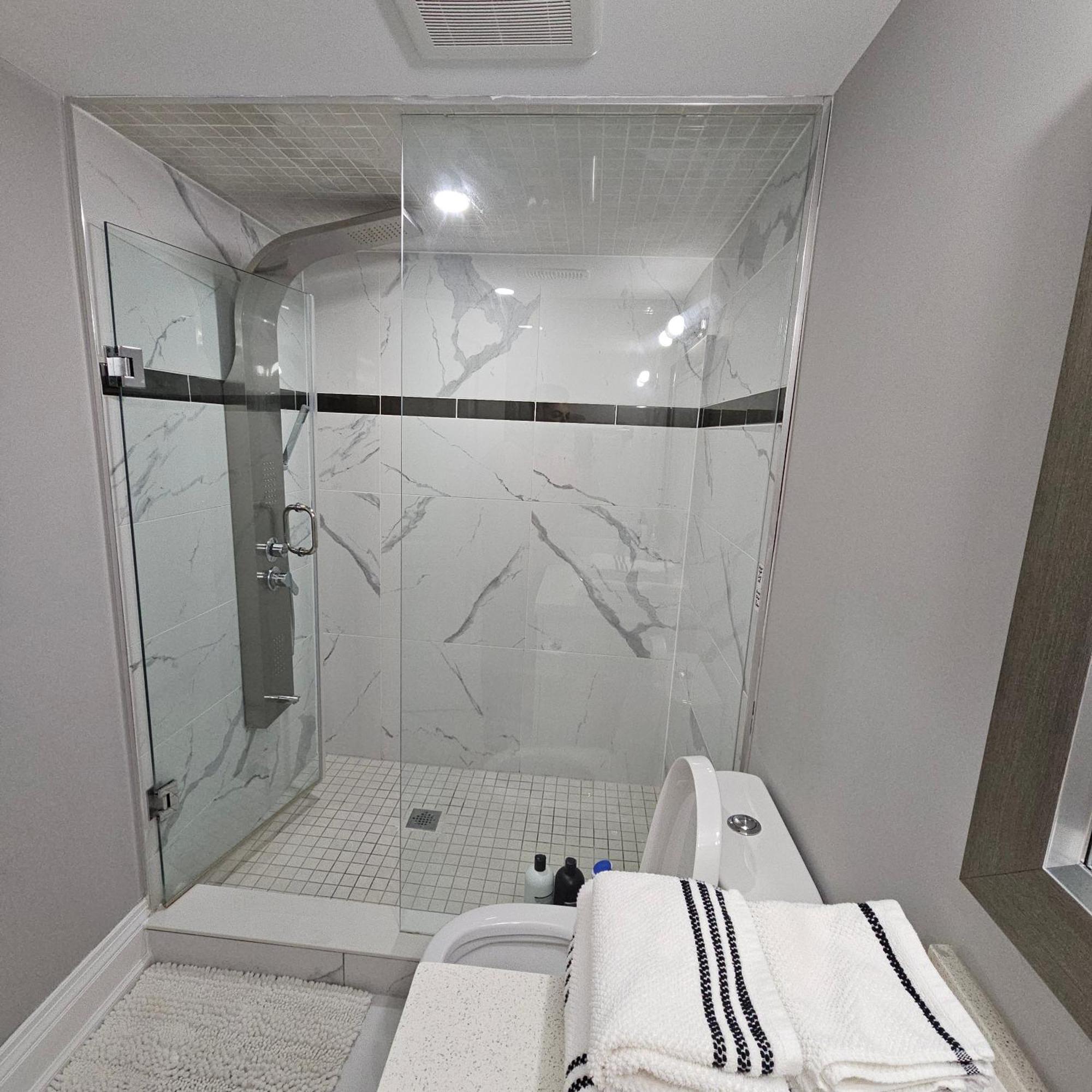 Basement Apartment In Luxury Beach House Торонто Екстериор снимка